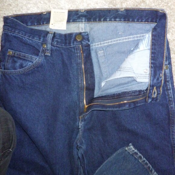 Wrangler Jeans Men's 34x34 Blue Classic Fit Cowboy Cut Dark Wash Rugged Wear NWT - Picture 2 of 5